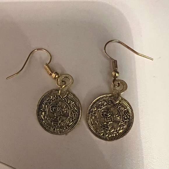 This Vintage Boho Gold Coin Jewelry Set Necklace + Earring Set is all the rage! - Picture 5 of 13